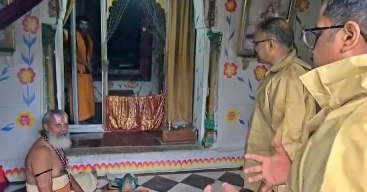 चित्रकूट में मंदाकिनी खतरे के निशान से 5 मीटर ऊपर, पुजारी ने मंदिर छोड़ने से किया इनकार